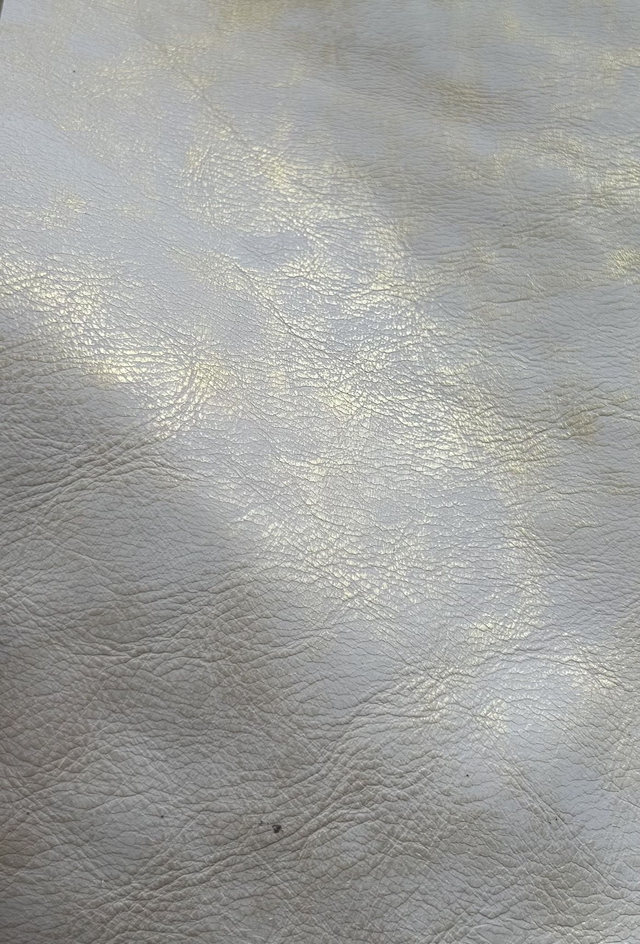 Chute de cuir rose clair doré