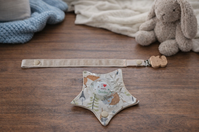 Attache tétine avec pochette de rangement 