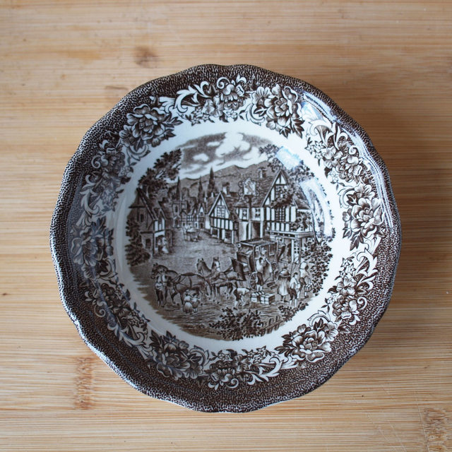 J. &amp; G. Meakin | Schaaltje (diameter 14 cm | hoogte 3 cm) ‘The Post House’ motief donker)grijze kleur | Vintage - gering craquelé onderkant