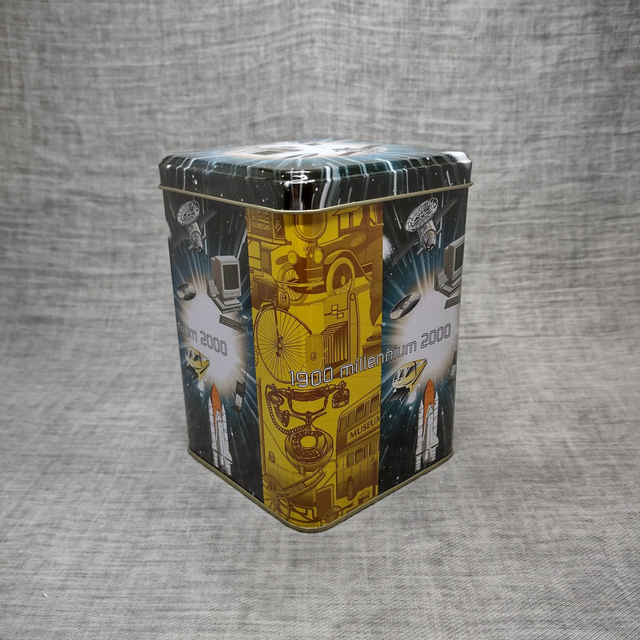 Made in Holland | Vierkante metalen verpakkingsbus met deksel &#039;1900 Millennium 2000&#039; thema (lengte 11 | breedte 11 | hoogte 15 cm) | Vintage