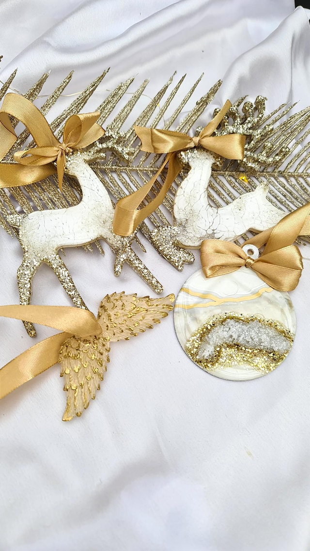 Set of 4 Christmas ornaments in white and gold 