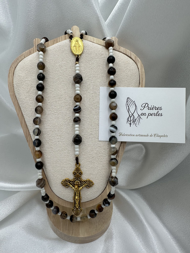 Chapelet artisanal – Perles brunes & croix dorée
