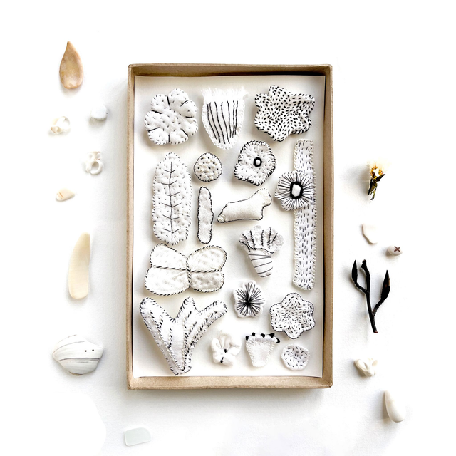 Tableau brodé blanc, cabinet de curiosités, pièce unique
