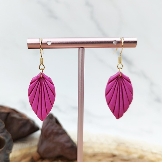 Boucles d&#039;oreilles Feuille &quot;Lancéa&quot; Fuchsia Nacré Doré