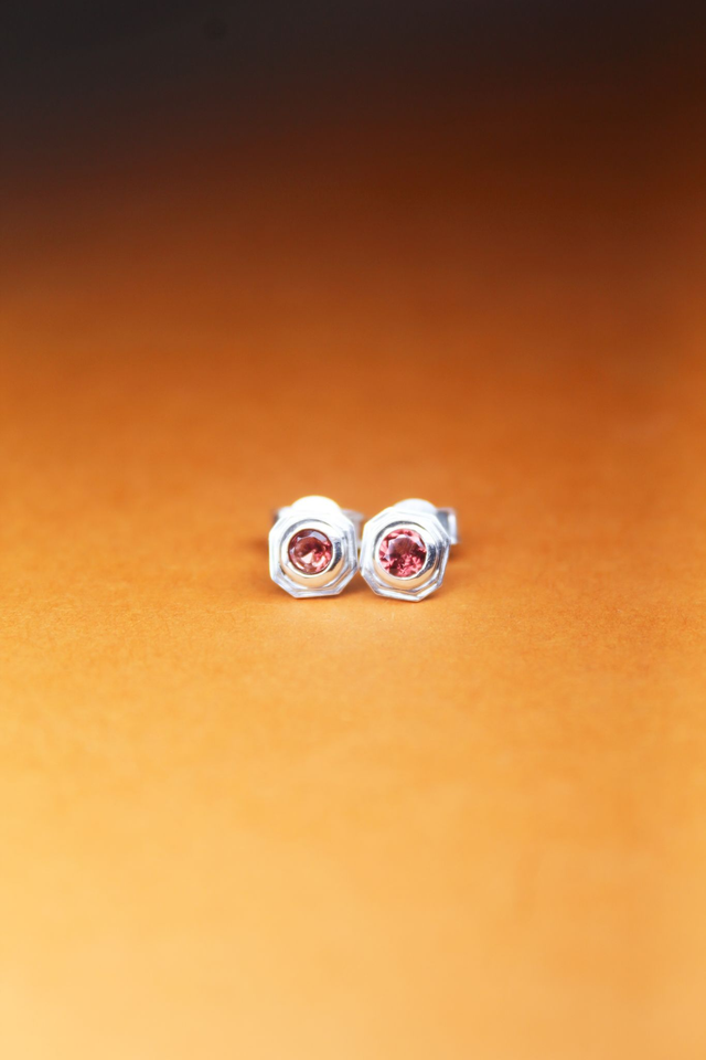 Boucles d'oreille puces Sonia | Grenats rouge framboise