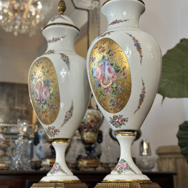 Conjunto de par de urnas e centro de mesa em porcelana branca da coleção St. Martial