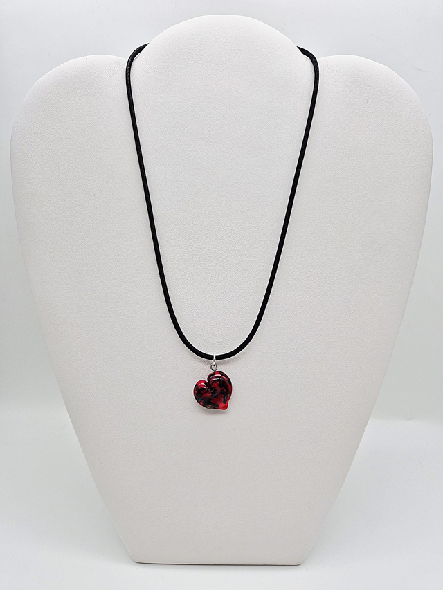 Pendentif Cœur rouge avec fil noir et aventurine dorée 1