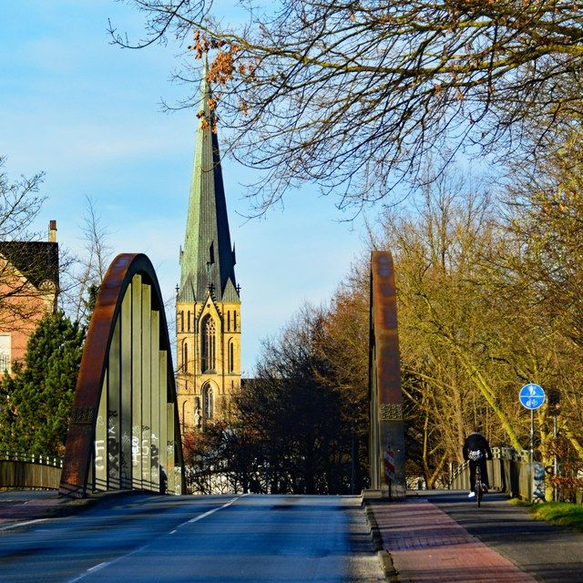 Herz-Jesu-Kirche mit Brückenbögen