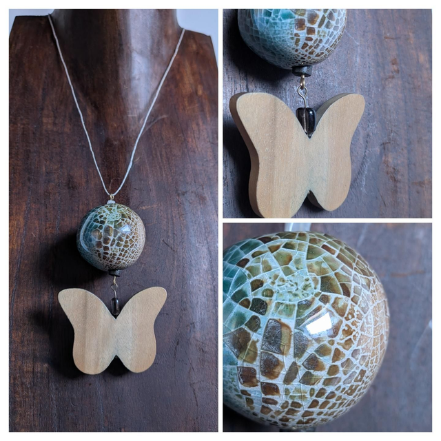 Céramique grecque : bleu, beige,brun, aux jolis reflets et papillon 🦋 en bois de noyer, monté sur fil de lin réglable, pièce unique 