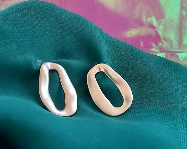 Brinco Orgânico Oval Acetinado - Ródio