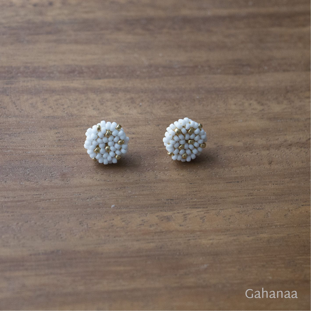 Noémie, puces d&#039;oreille couleur blanche, éclats dorés