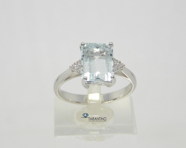 GADV Anello in oro bianco 18k con Acquamarina taglio Smeraldo e Diamanti laterali.
