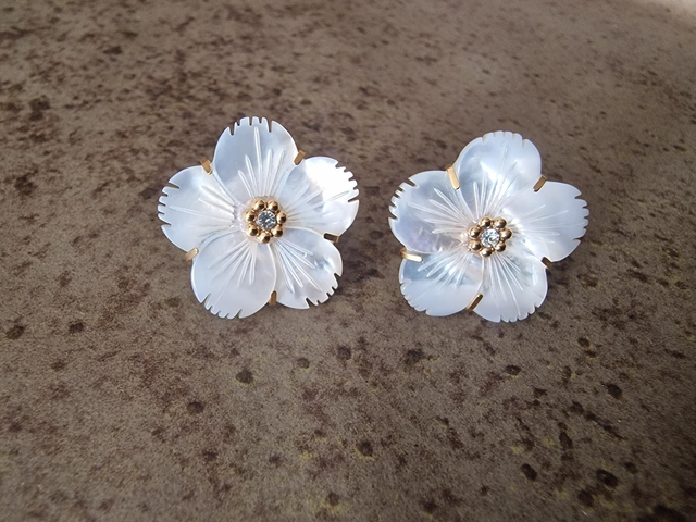Clous Fleurs Blanc Nacré