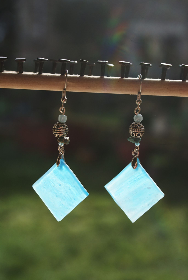 Boucles d&#039;oreilles en verre bleu. 