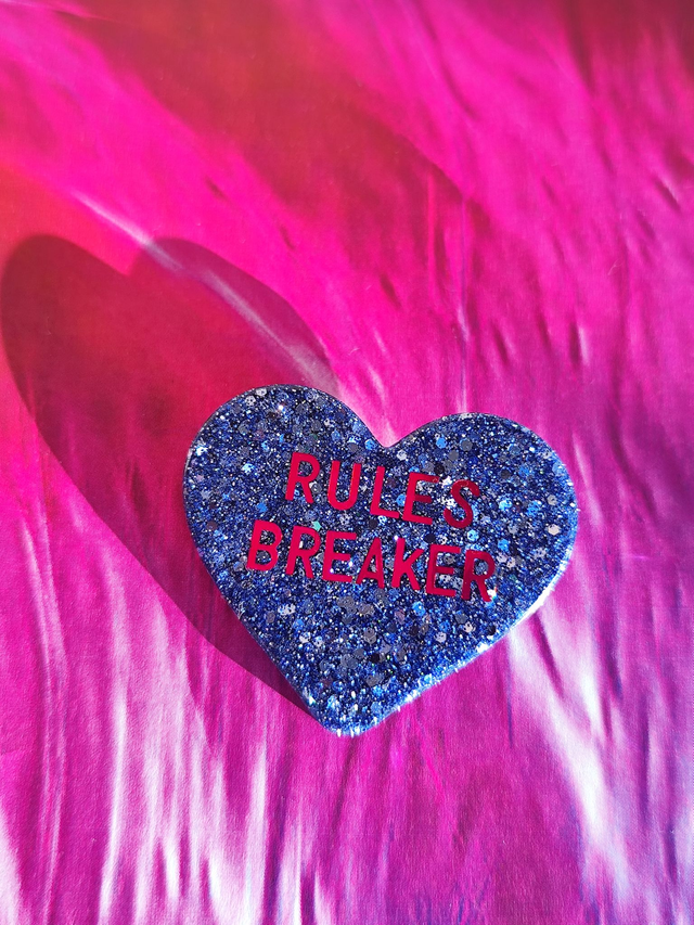 Broche cœur à paillettes - message : RULES BREAKER