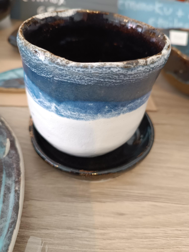 Bol mug pincé blanc bleu temmoku  et une coupelle temmoku 