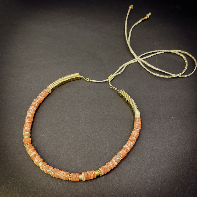Collier &quot;Aloa&quot; en pierre de soleil