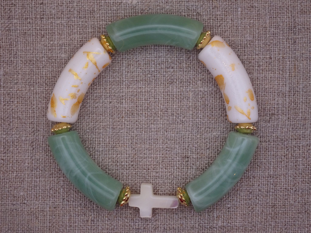 Bracelet croix en nacre, lichen et blanc doré
