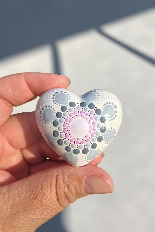 Petit coeur blanc mandala en pointillisme rose et gris, méditation ou décoration, pierre de relaxation