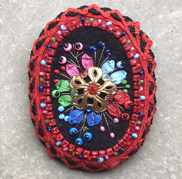 Broche rouge/noir dentelle ovale 