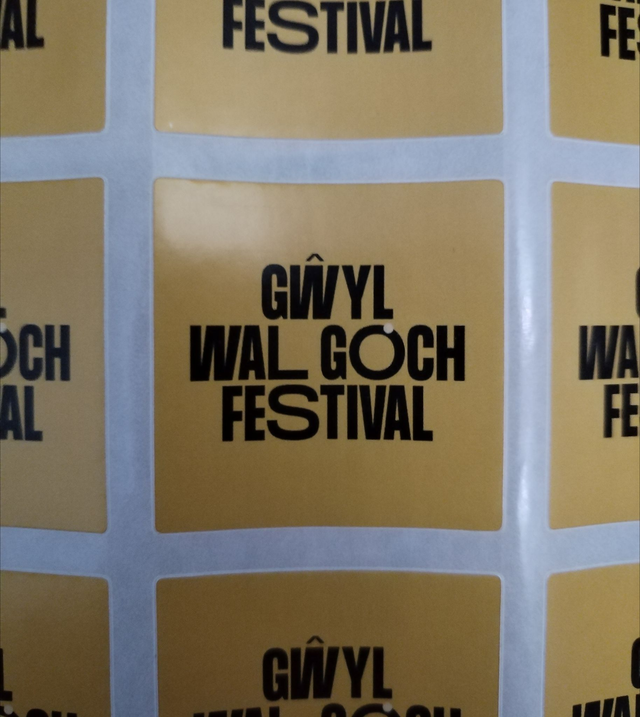 Sticr yr Ŵyl (melyn) | Festival sticker (yellow)