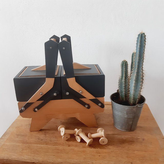 TRAVAILLEUSE DECORATIVE