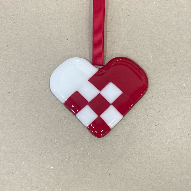 Flettet hjerte - hvid/rød, glasophæng 