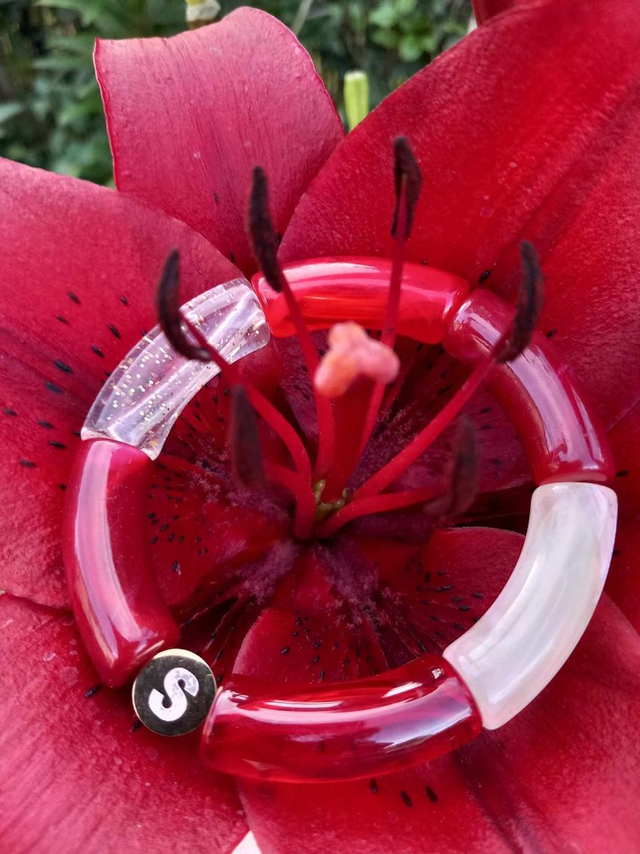 Bracelet perles tubes incurvées acrylique Anjali Maanik 