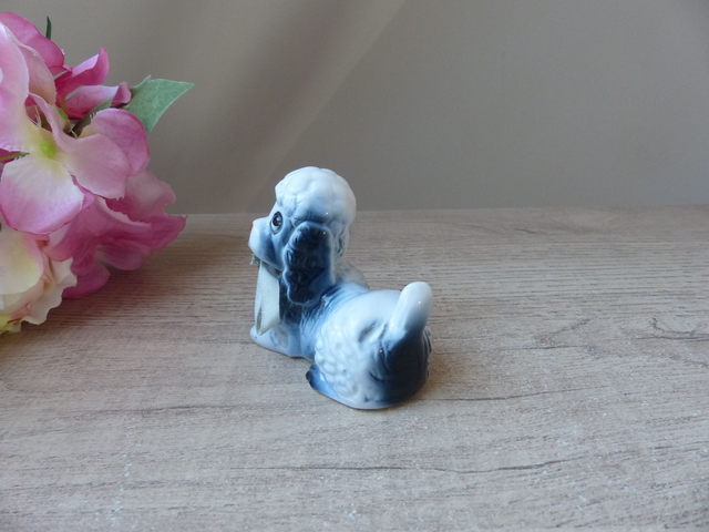 Figurine Caniche Romantique en Céramique Bleue – Petit Chien Vintage Années 70 – Statuette Mignonne avec Ruban Fleuri – Cadeau ou Collection
