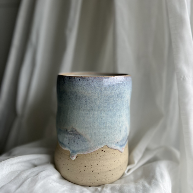 Vase mit blau-pinker Glasur