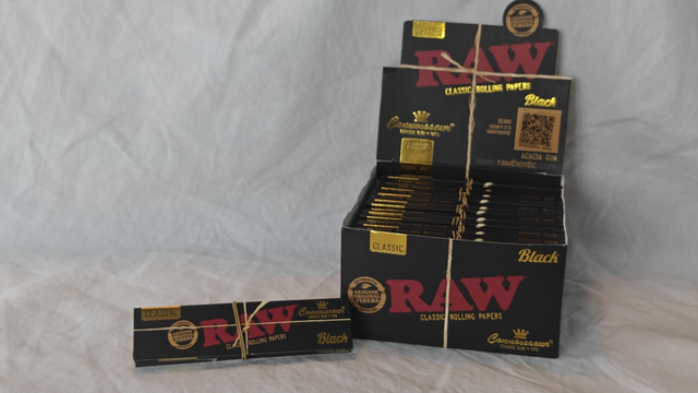 RAW Black KingSlim Connoisseur (With Roach)