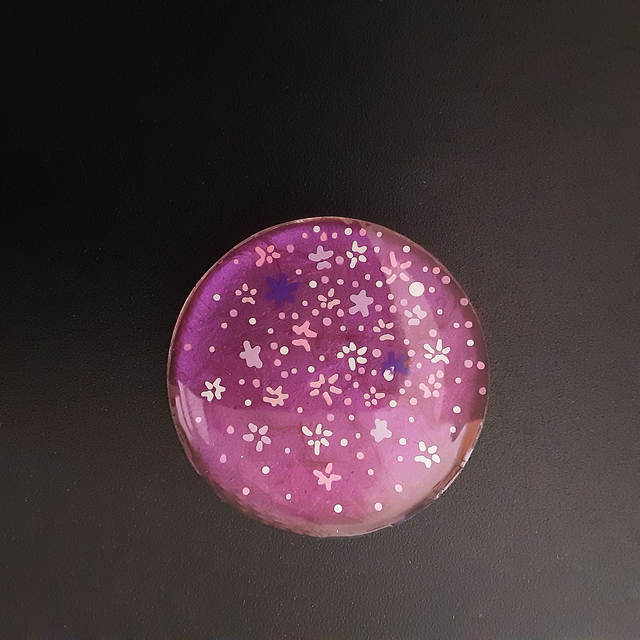 Broche ronde collection floral-fond violine nacré parsemé de petites fleurs mauves-blanches-roses