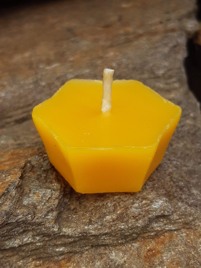 Plovoucí svíčka ze včelího vosku - včelí buňka