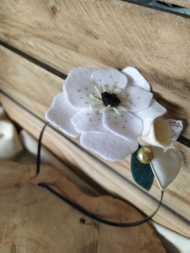 Serre-tête fleuri noir fleurs feutrine blanches