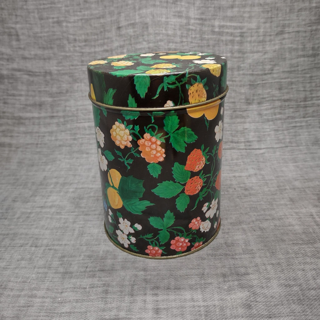 Made in Holland | Ronde metalen verpakkingsbus met deksel &#039;Fruit&#039; thema Aardbeien Kersen Bramen (diameter 10 cm| hoogte 14 cm) | Vintage