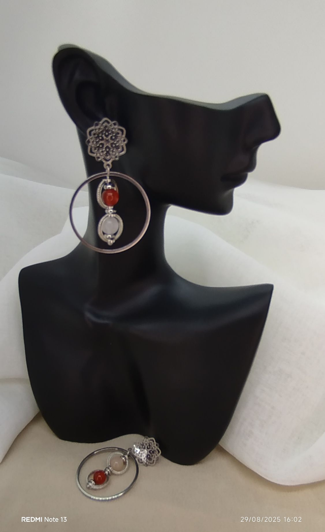 Clous d&#039;oreilles forme &quot;fleur&quot; et anneaux en acier inoxydable, et pierres naturelles 6 mm cornaline et aventurine rose.