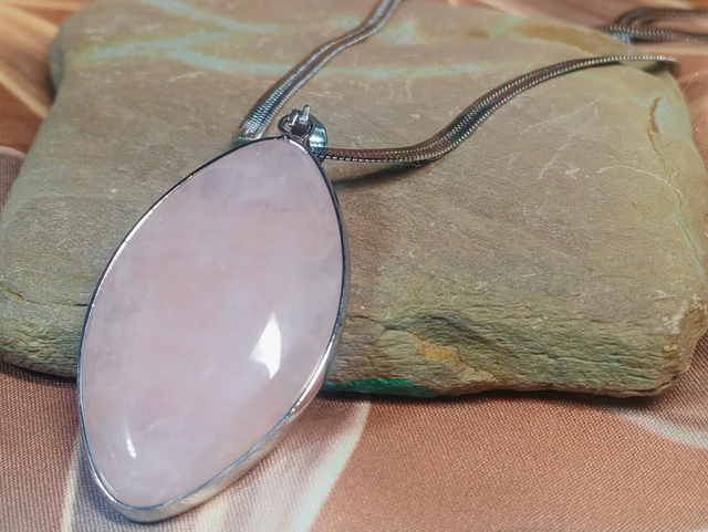 Pendentif quartz rose navette, acier