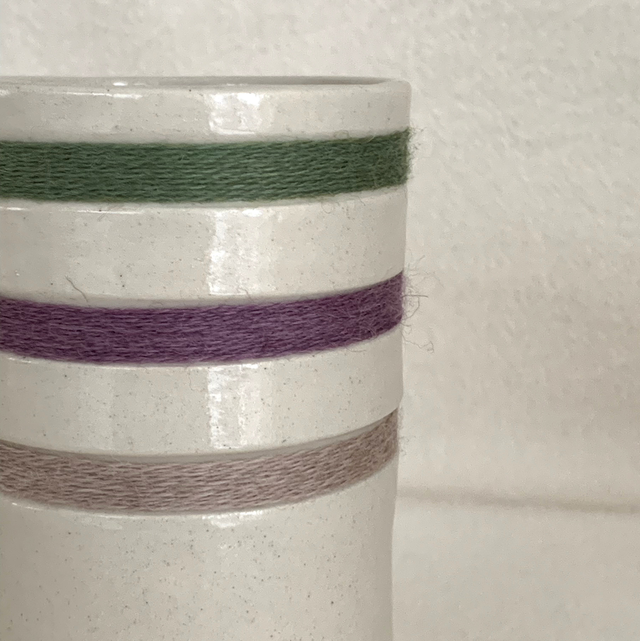 Petit vase grès lisse tissé laine