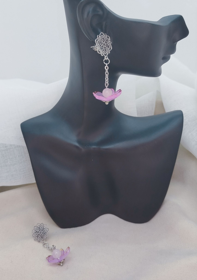 Clous d&#039;oreilles fleur en acier inoxydable ornés d&#039;une fleur acrylique et perle naturelle quartz rose.