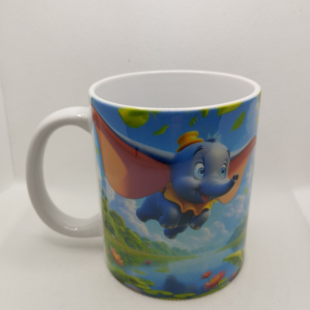 Dumbo volant au-dessus d'un lac