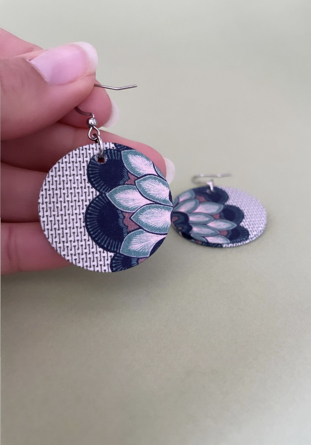 Boucles d'oreilles carton et tissu imprimé de forme ronde, collection « lotus » - tons beige, vert et noir.