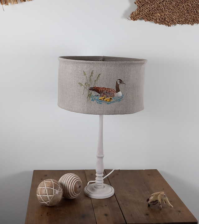 Abat-jour pour lampe de table en lin brodé - broderie "Oie et ses oisons".