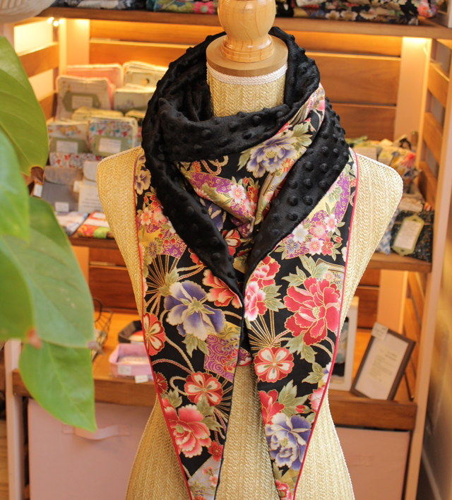 Foulard en coton japonais noir motif fleurs éventails / Le petit atelier de Maya
