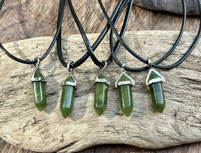 Jade-ystävyys pieni point-kiviriipus