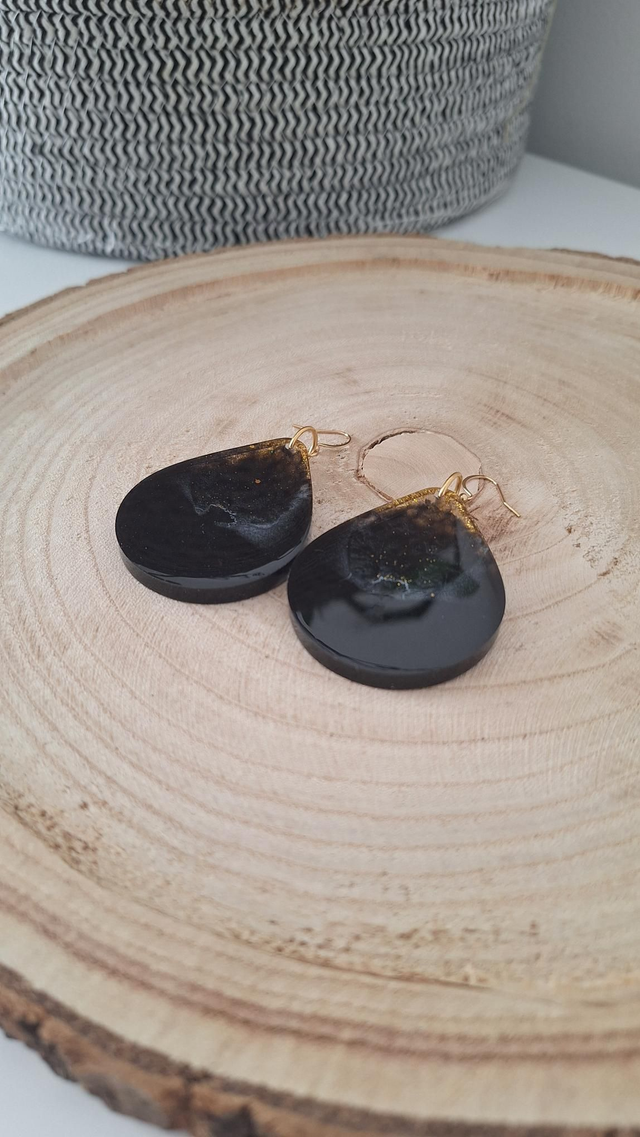 Boucles d&#039;oreilles maxi gouttes noires et paillettes dorées