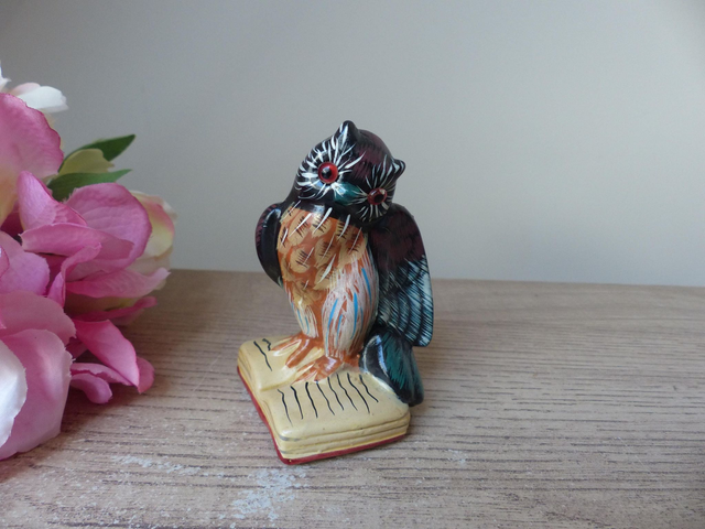 Ancienne figurine hibou savant sur livre peint à la main, Hibou gardien du savoir connaissance, décoration bureau bibliothèque
