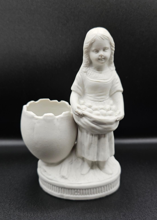 Adorable bouquetière en biscuit XIXÈME