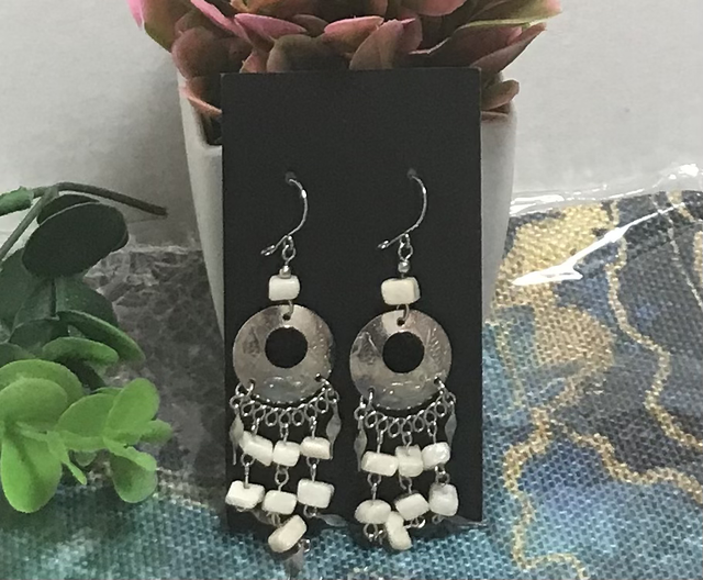 Cream Vintage Dangling Earrings- CDE12