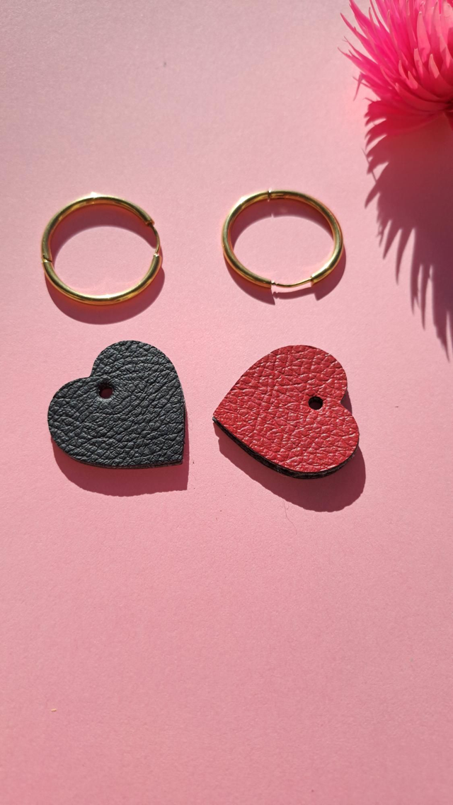 Boucles d'oreilles coeurs réversibles en matières végétales veganes 