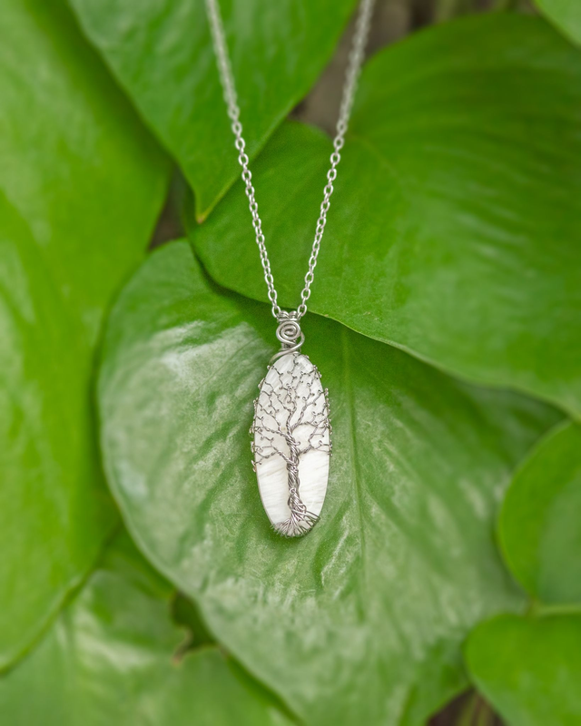 Valkoinen skolesiitti ja pihlaja